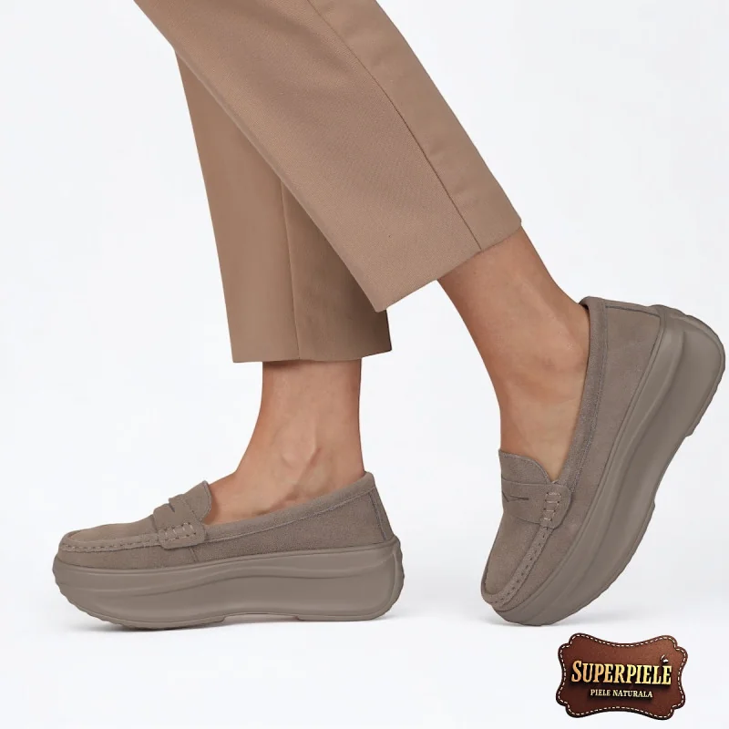 Khakifarbene Loafer aus natürlichem Wildleder für Damen mit Plateausohle |FAMIVO 1|