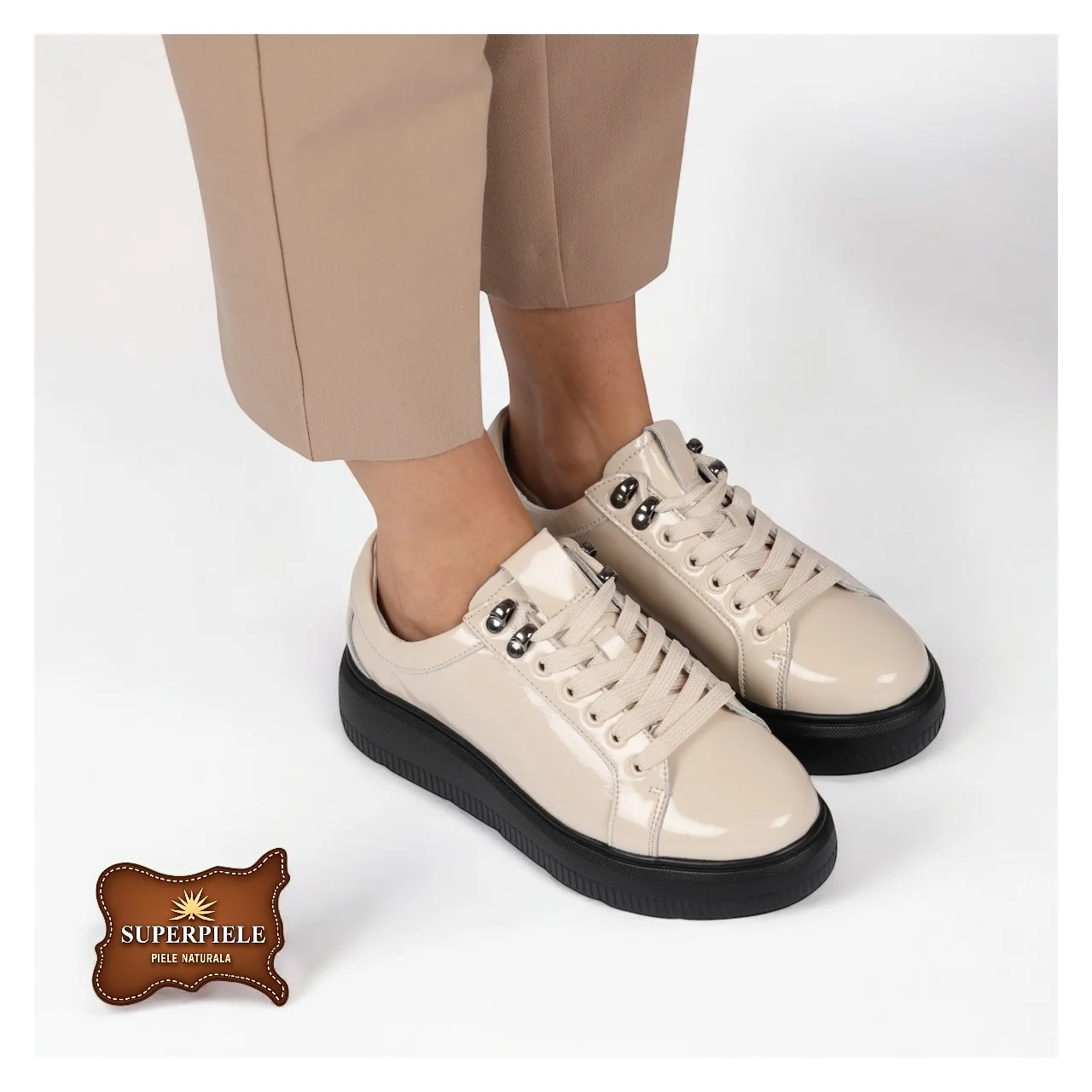 Scarpe da donna beige in pelle verniciata naturale, suola nera spessa |BUKLOZA|