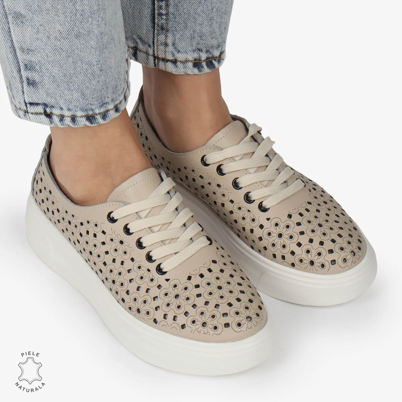 Pantofi casual-sportBeige äkta läderskor med perforering och blommönster för dam |OPANAVO|