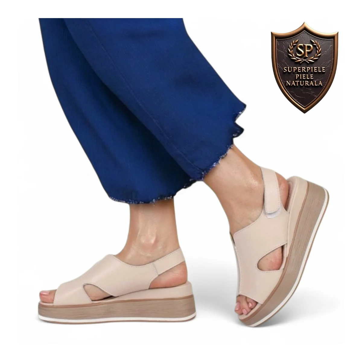 sandalias pantuflasSandalias rosas de mujer fabricadas en piel natural con cierre de velcro y suela de plataforma.
