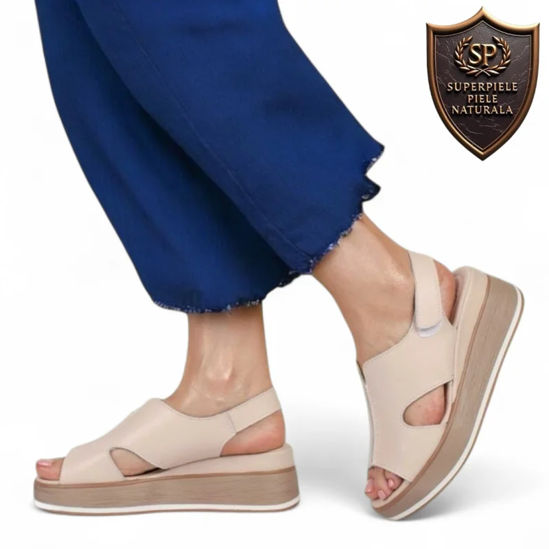 sandalias pantuflasSandalias rosas de mujer fabricadas en piel natural con cierre de velcro y suela de plataforma.