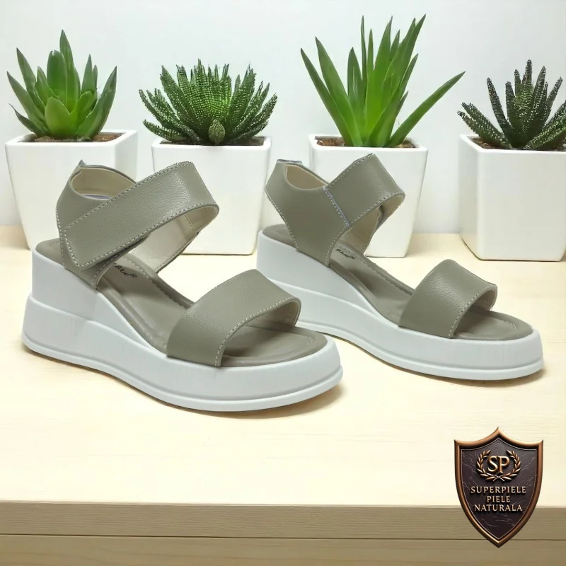 sandalen slippersDamessandalen, natuurlijk grijs leer, dikke zool met klittenbandsluiting |LOMAVIZ|