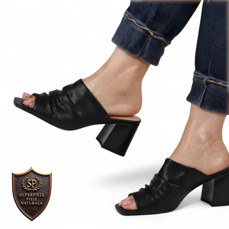 Chaussons pour femmes en cuir véritable noir avec talon épais et perforations extérieures