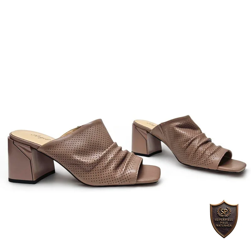 Chaussons femme en cuir véritable marron avec talon épais et perforations extérieures