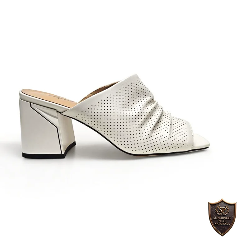 Chaussons pour femmes en cuir véritable beige avec talon épais et perforations extérieures