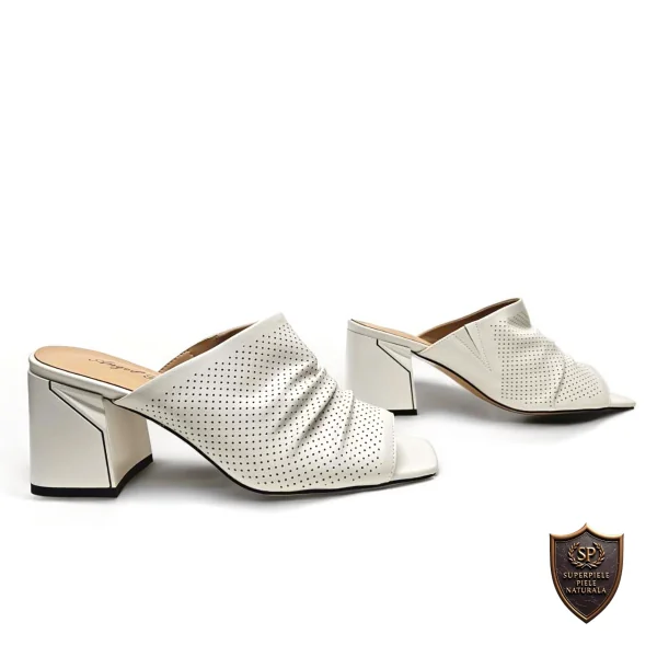 Chaussons pour femmes en cuir véritable beige avec talon épais et perforations extérieures