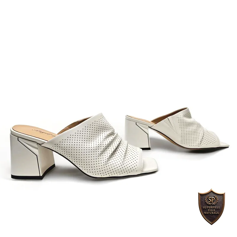 Chaussons pour femmes en cuir véritable beige avec talon épais et perforations extérieures