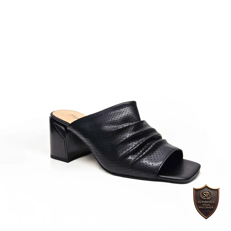 Chaussons pour femmes en cuir véritable noir avec talon épais et perforations extérieures